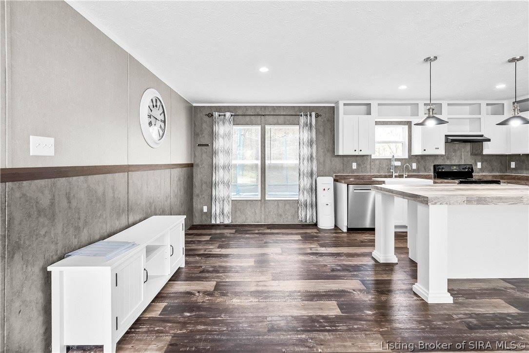10109 South Maplewood Court, Pekin, IN 47165