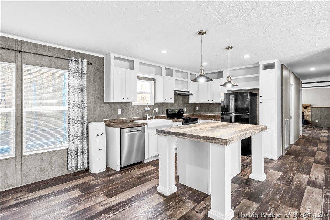 10109 South Maplewood Court, Pekin, IN 47165