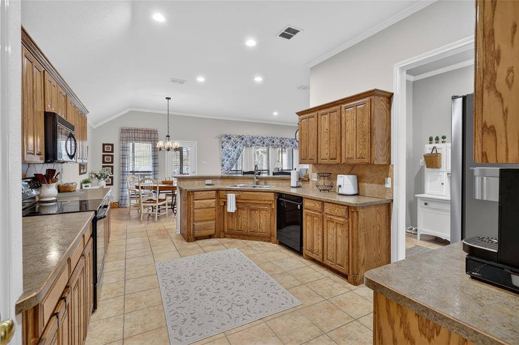 11005 Castle Oak Lane, Fort Worth, TX 76108