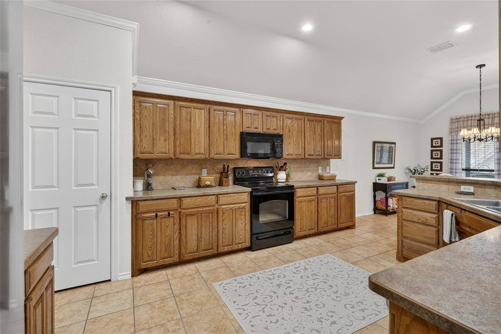 11005 Castle Oak Lane, Fort Worth, TX 76108