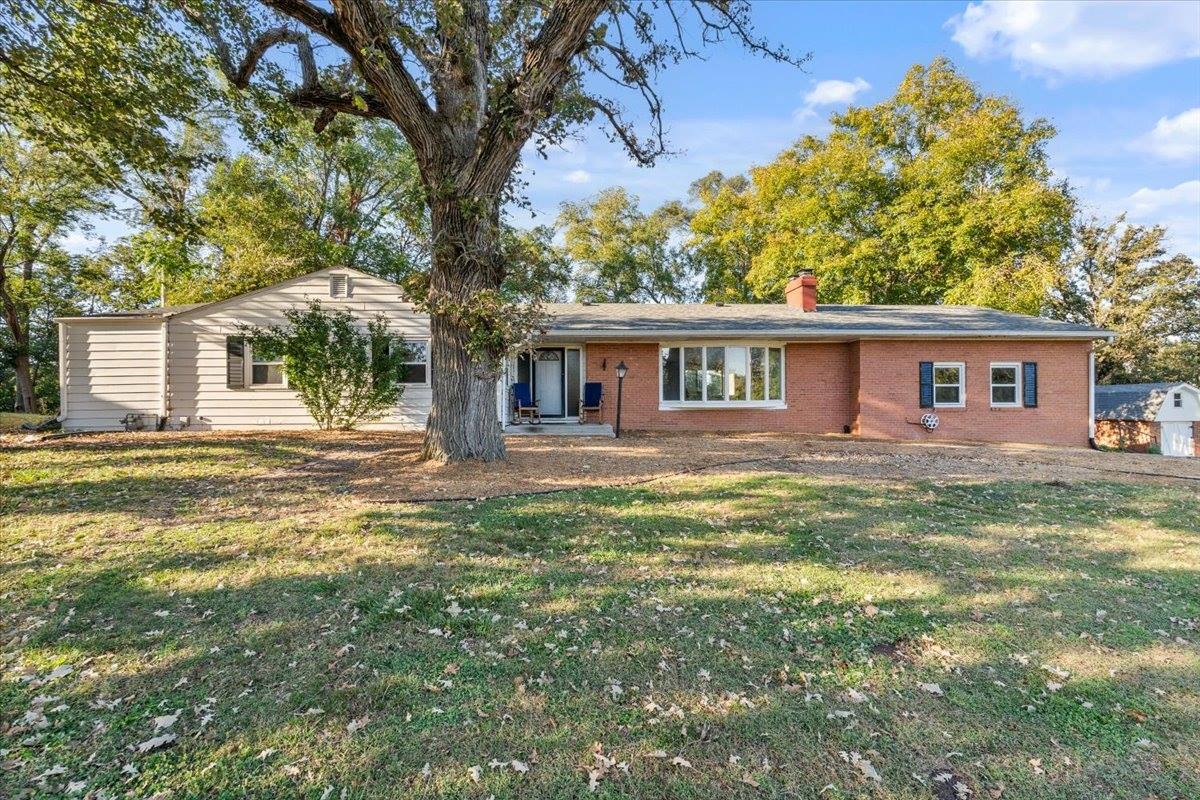 8210 Ridgewood Road, Rock Island, IL 61201