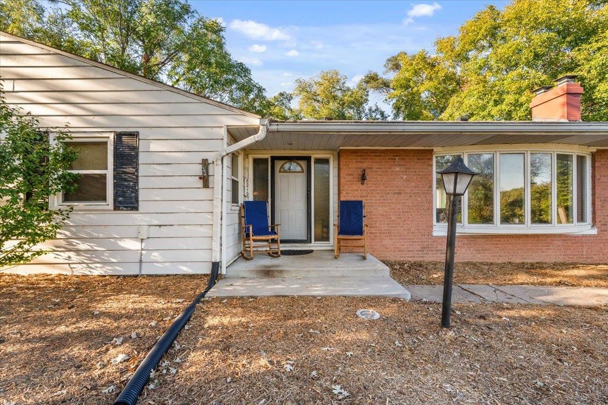 8210 Ridgewood Road, Rock Island, IL 61201