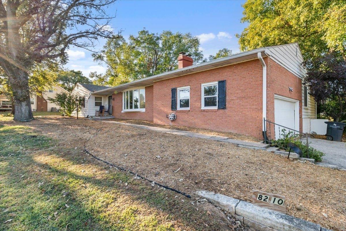 8210 Ridgewood Road, Rock Island, IL 61201