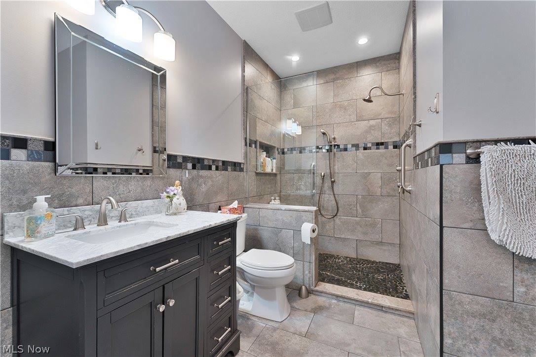 101 Pin Oak Place, Campbell, OH 44405