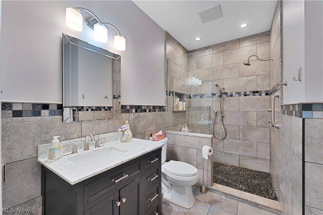 101 Pin Oak Place, Campbell, OH 44405