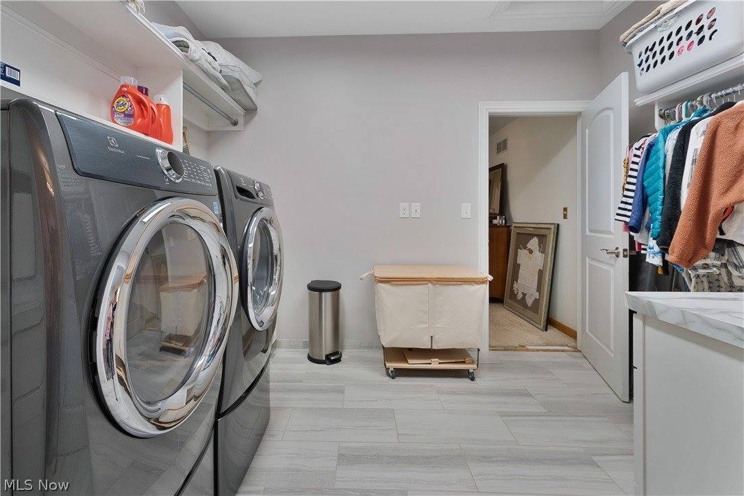 101 Pin Oak Place, Campbell, OH 44405