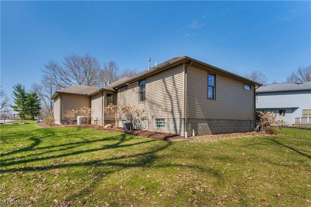 101 Pin Oak Place, Campbell, OH 44405