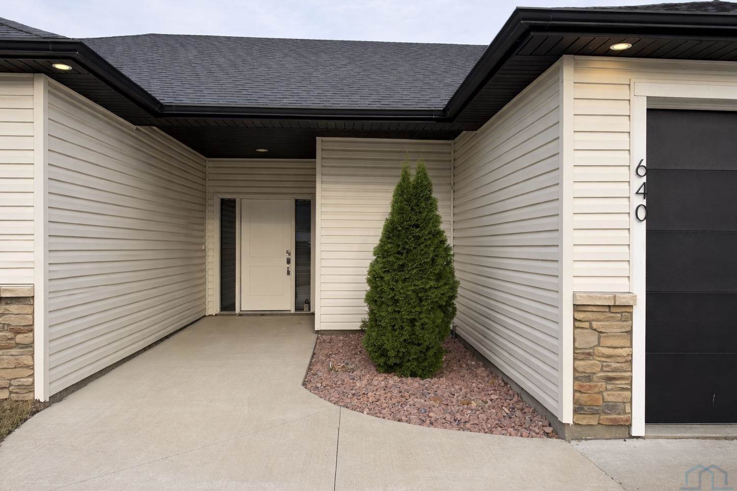 640 S 9th St, Akron, IA 51001