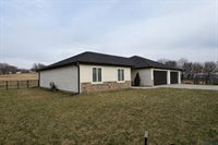 640 S 9th St, Akron, IA 51001