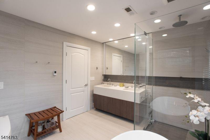 2 Ridge Rd, Green Brook Township, NJ 08812