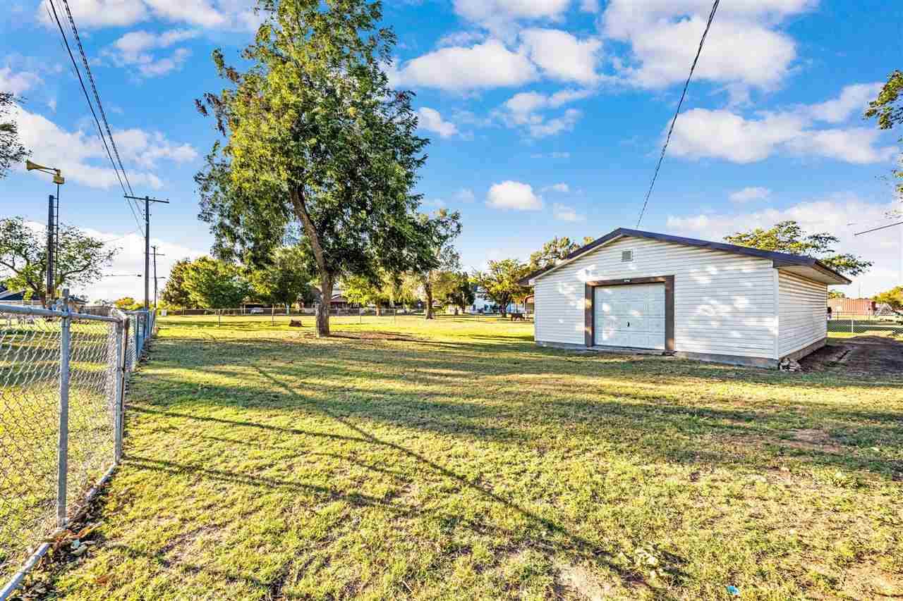 704 6th St, Elgin, OK 73538