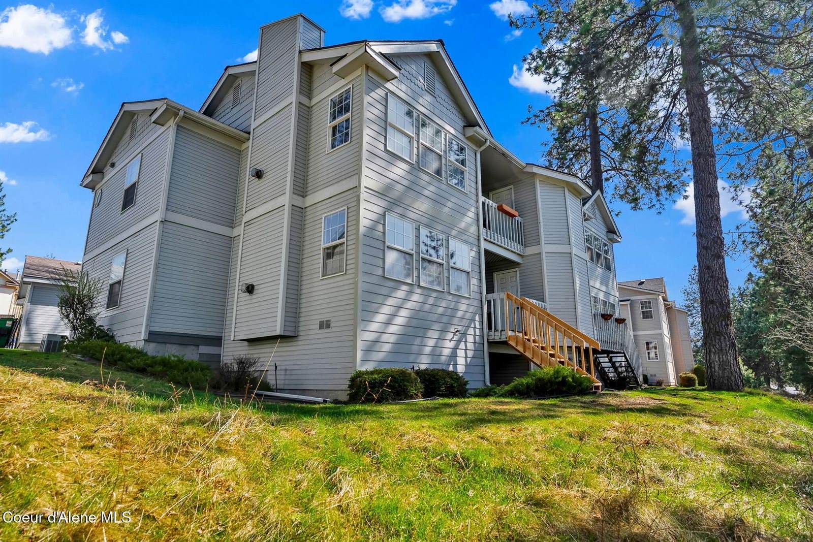 8233 North Ridgewood Dr, Hayden, ID 83835