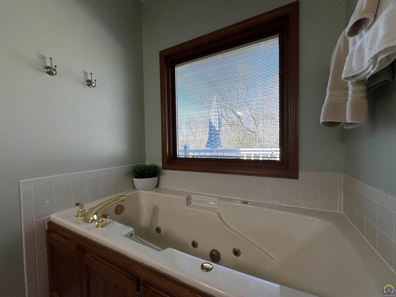 5445 NW Brickyard RD, Topeka, KS 66618