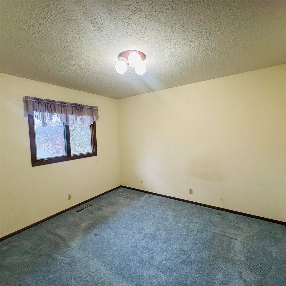 5001 Evergreen Lane, Sioux City, IA 51106