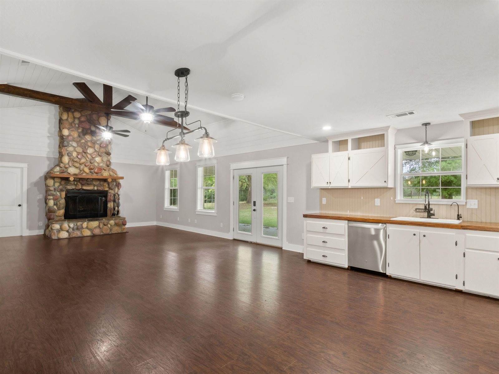 405 Dove Ln, Leesville, LA 71446