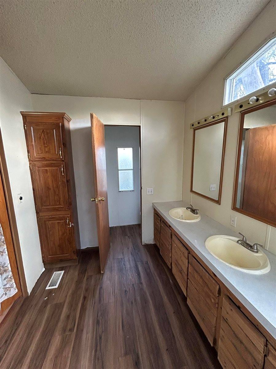 1513 East Idlewild Dr, Wichita, KS 67216