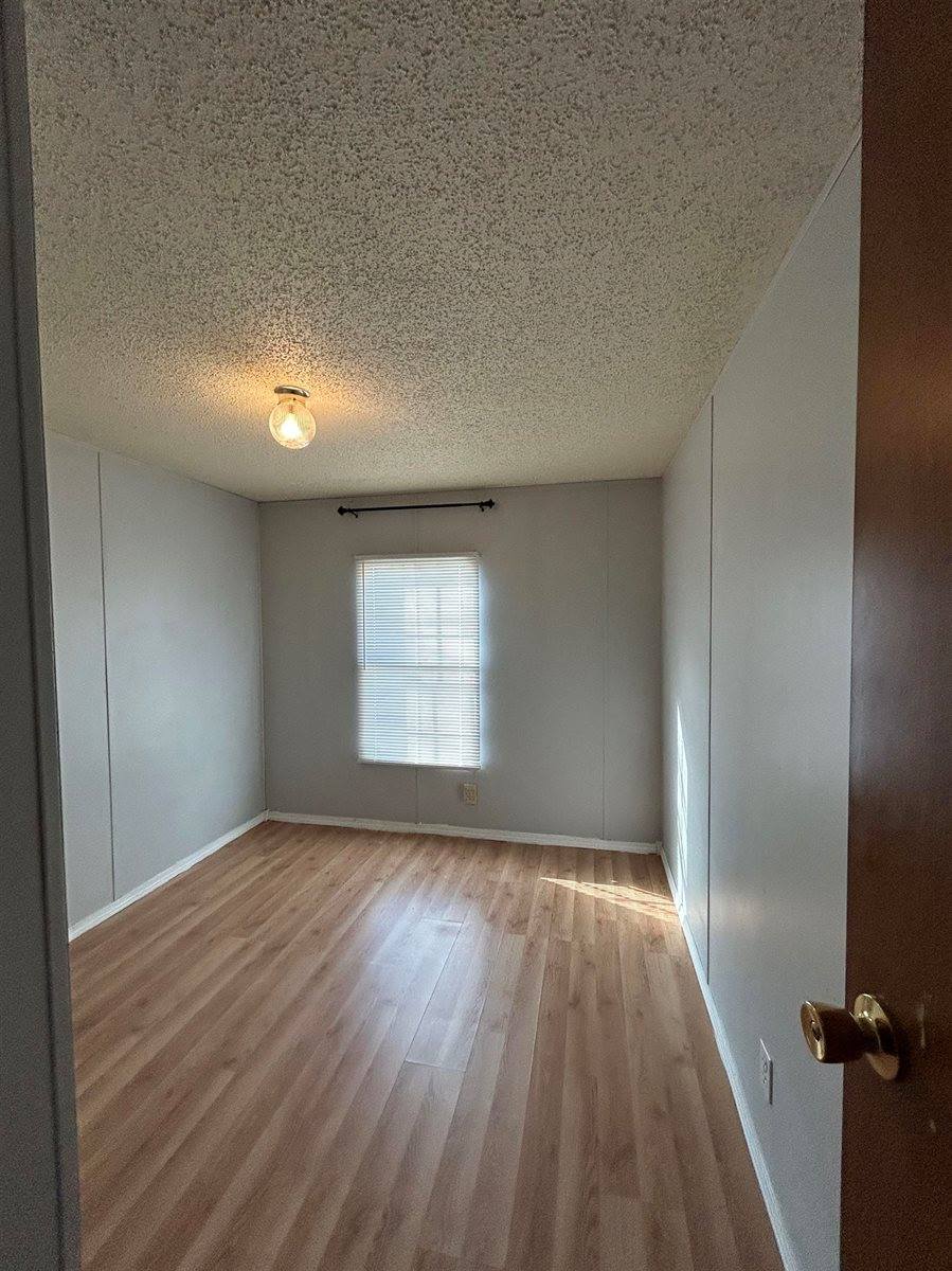 1513 East Idlewild Dr, Wichita, KS 67216