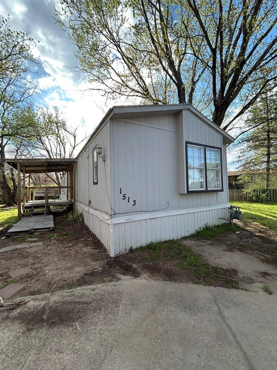 1513 East Idlewild Dr, Wichita, KS 67216
