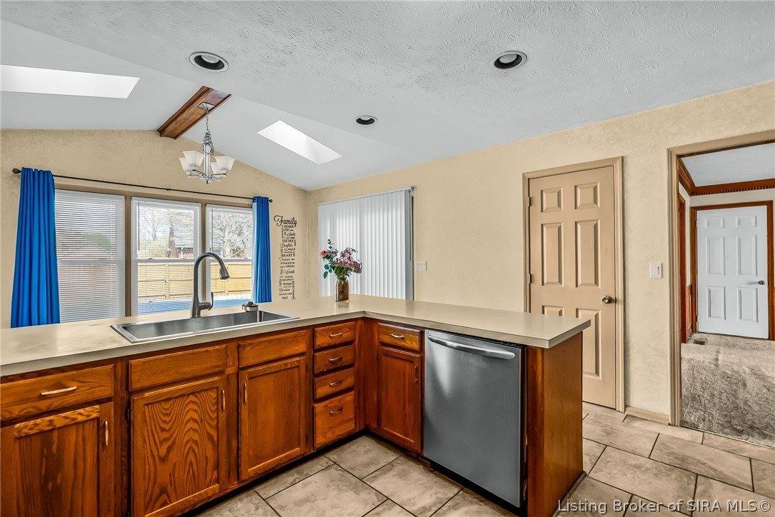 2201 Glenn Abbey, Jeffersonville, IN 47130