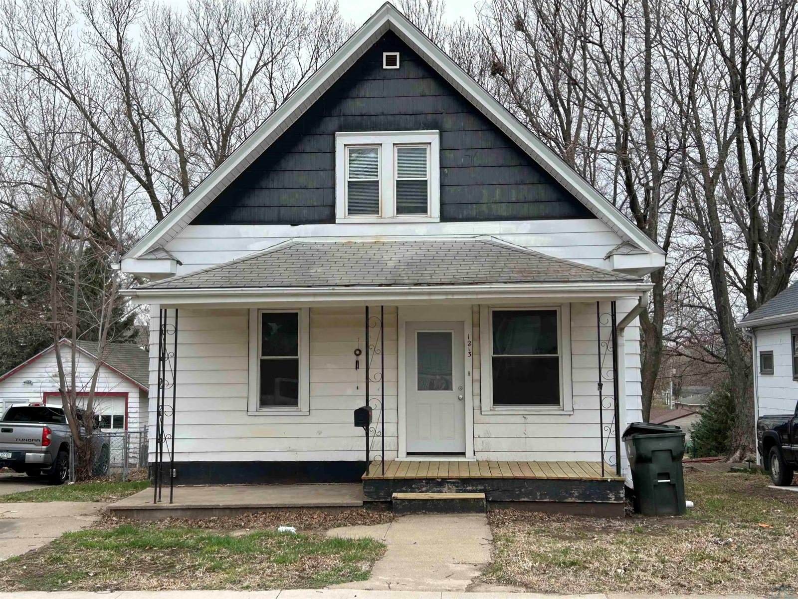 1213 S Helen St, Sioux City, IA 51106