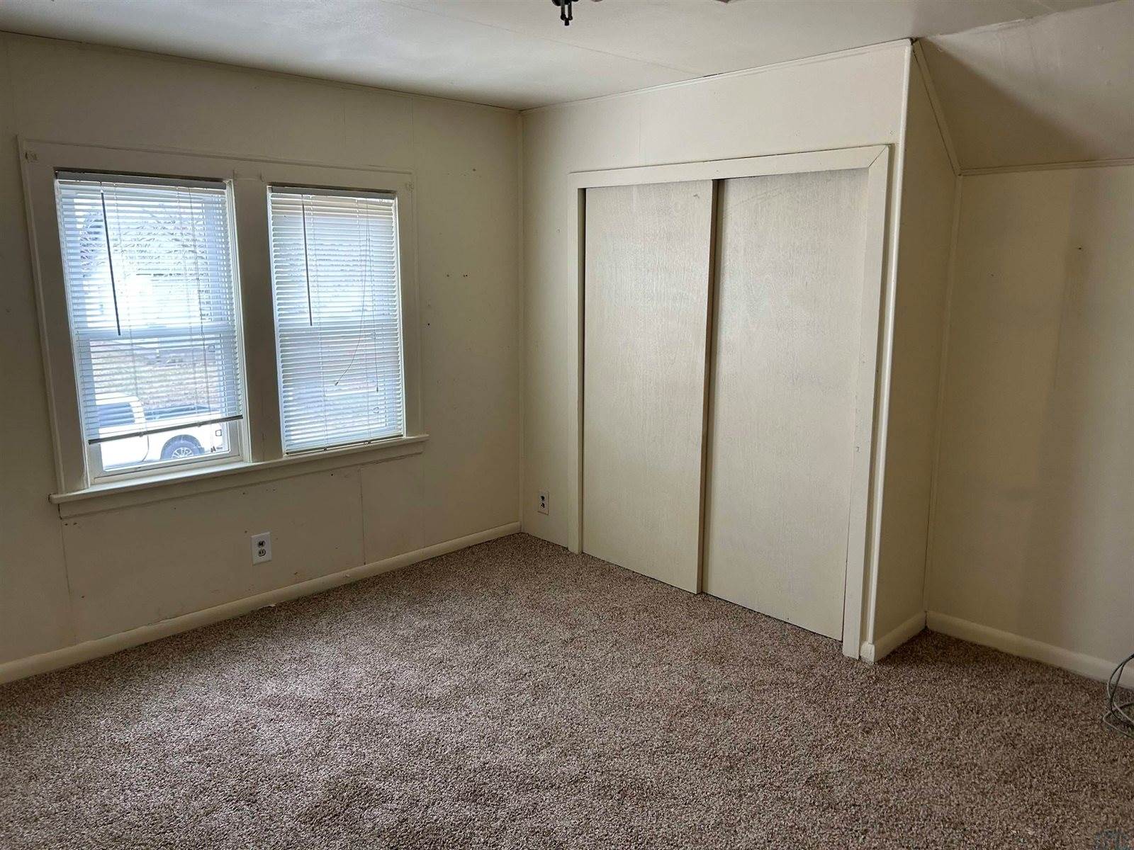 1213 S Helen St, Sioux City, IA 51106