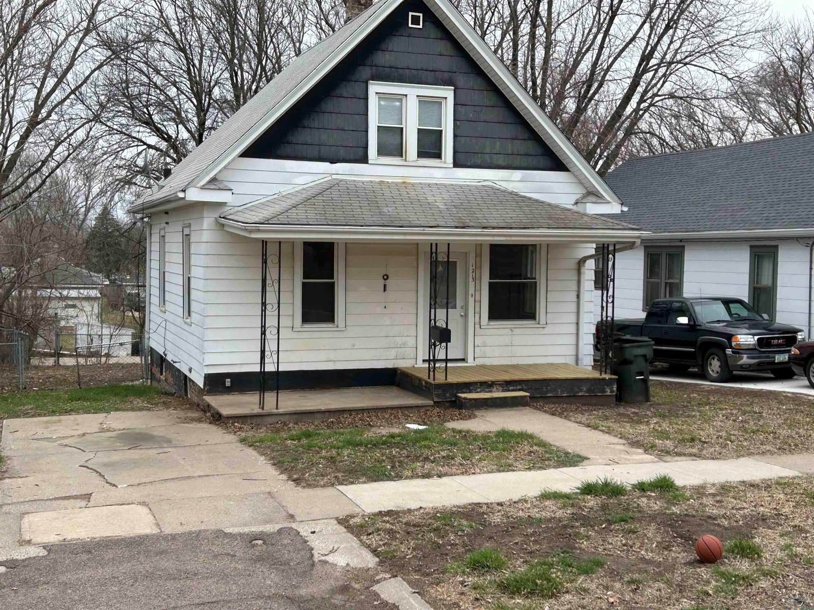 1213 S Helen St, Sioux City, IA 51106