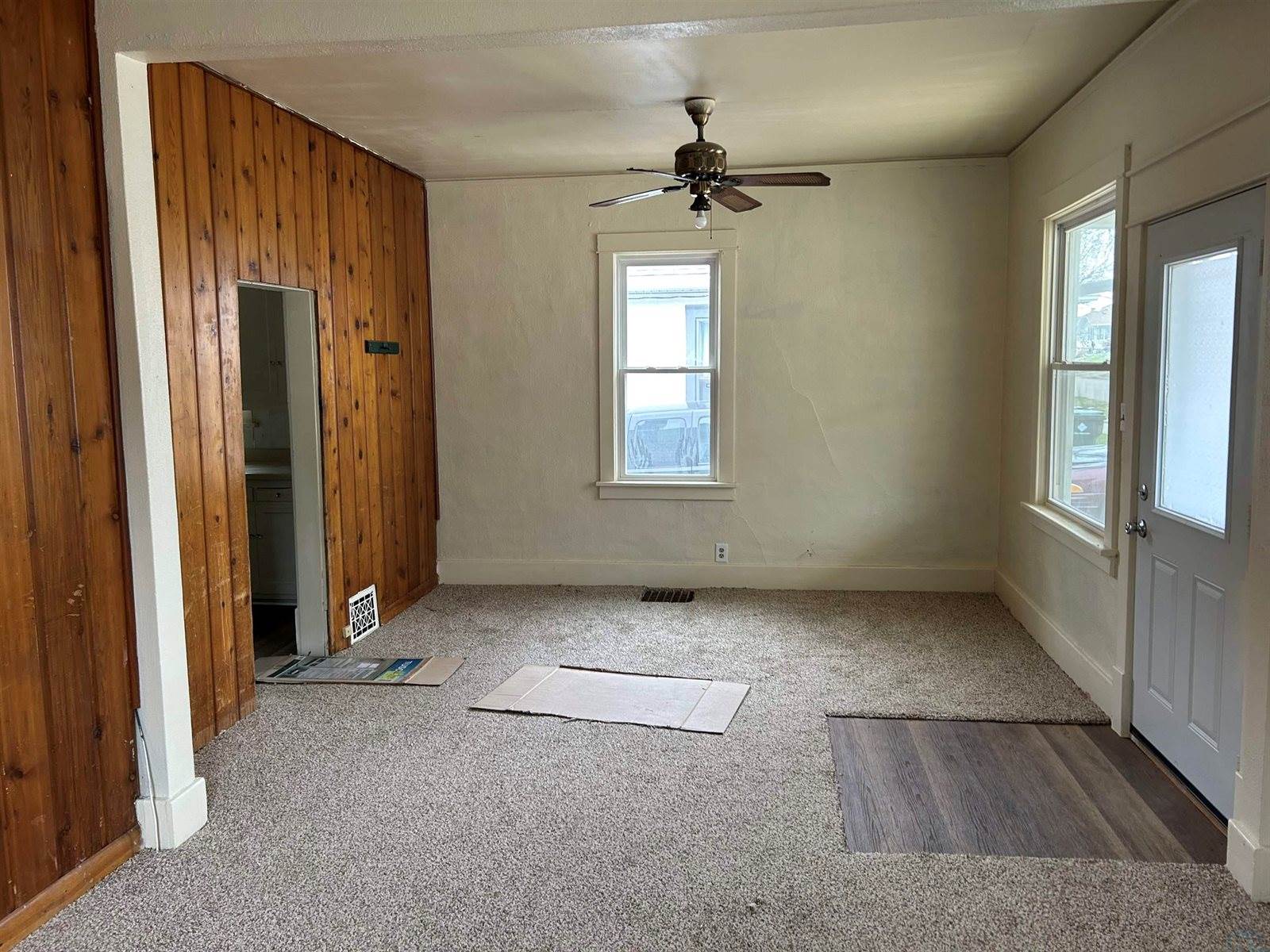 1213 S Helen St, Sioux City, IA 51106