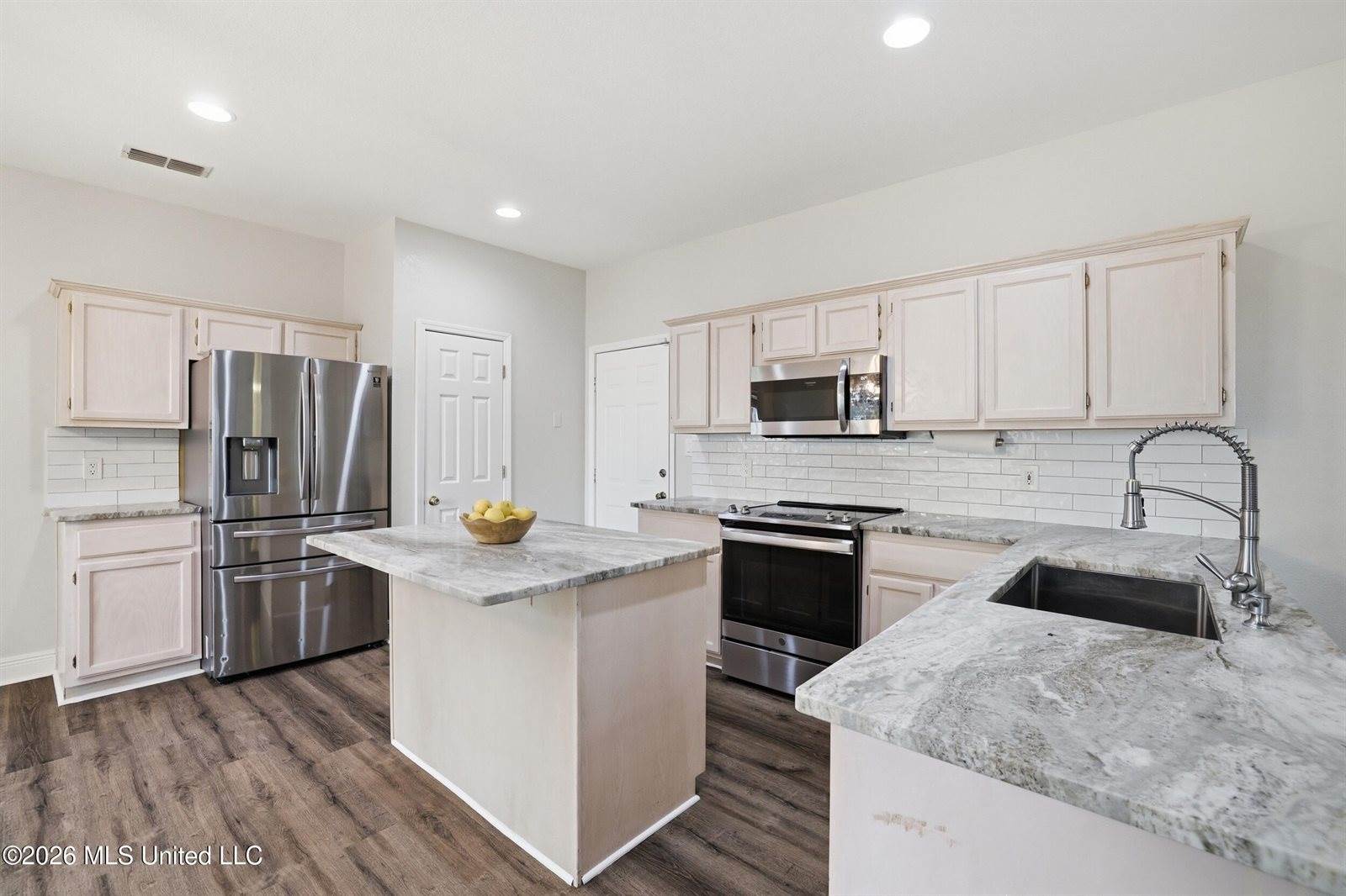 11047 Oakcrest Drive, D'Iberville, MS 39540