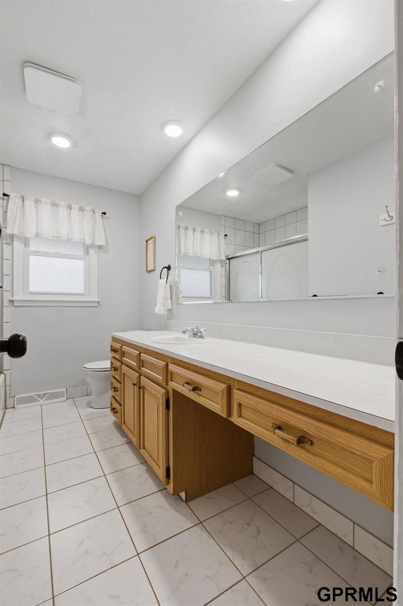 10218 Ohern Street, Omaha, NE 68127