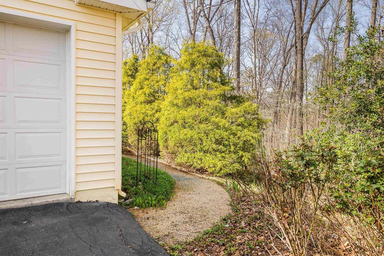 553 Hidden Valleys Rd, Palmyra, VA 22963