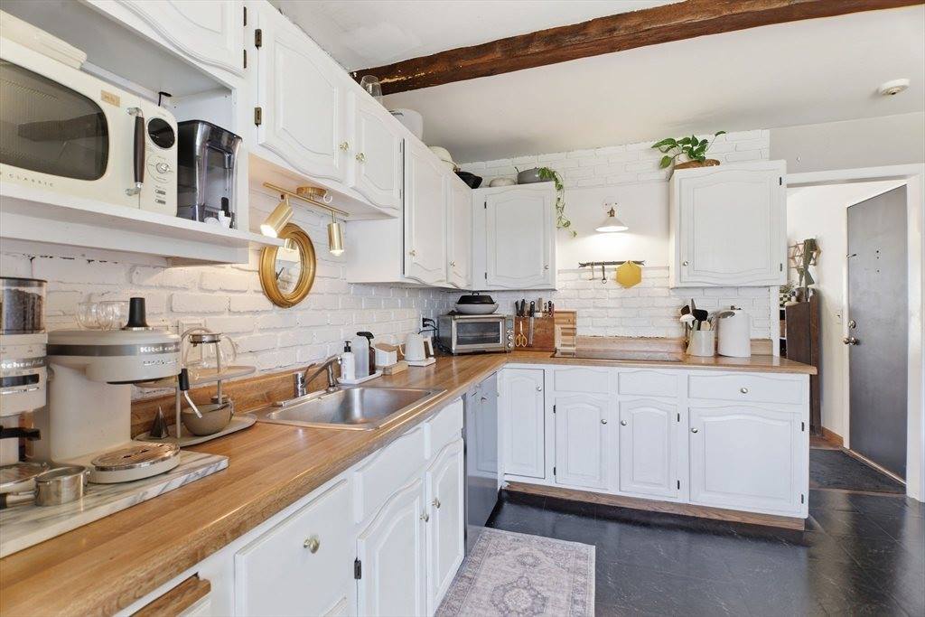 68 Colonial Cir, Chicopee, MA 01020