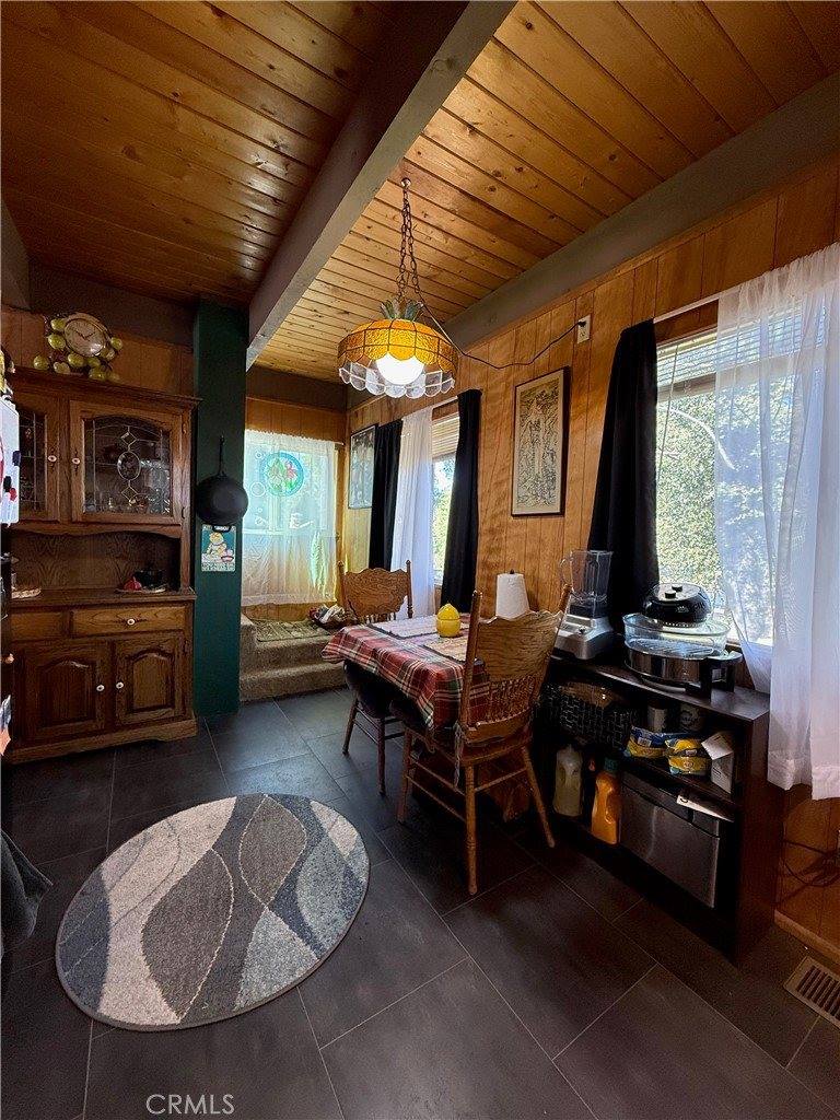 785 County (AROSA) Drive, Crestline, CA 92325