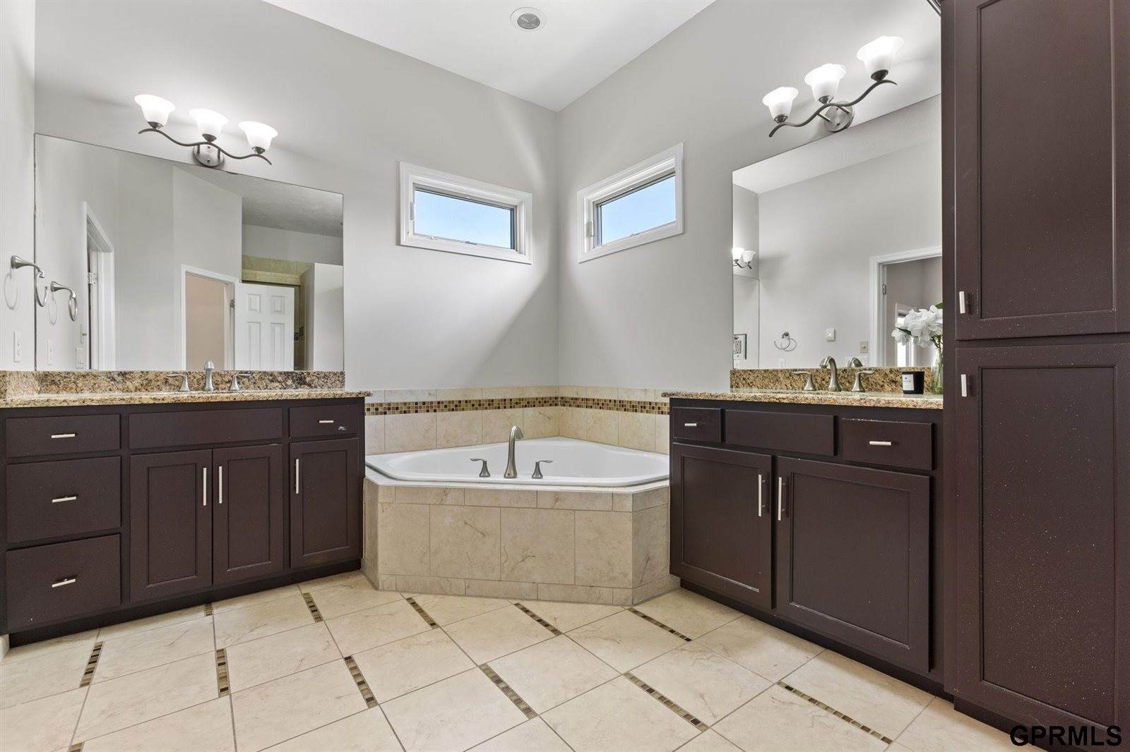 17055 Corby Street, Omaha, NE 68116