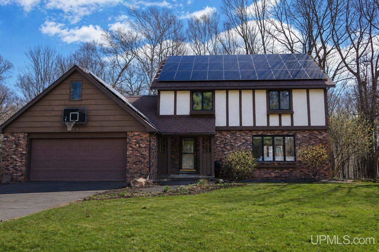 1041 Allouez Road, Marquette, MI 49855