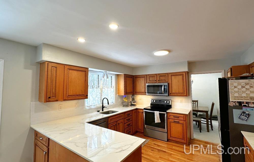 1041 Allouez Road, Marquette, MI 49855