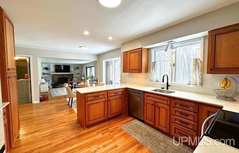 1041 Allouez Road, Marquette, MI 49855