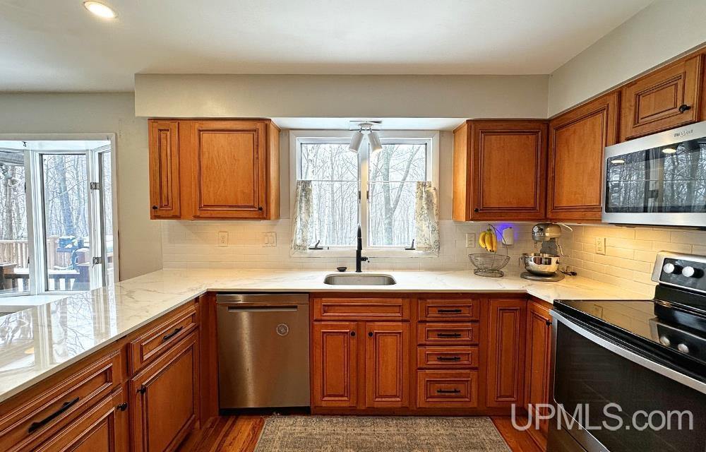 1041 Allouez Road, Marquette, MI 49855