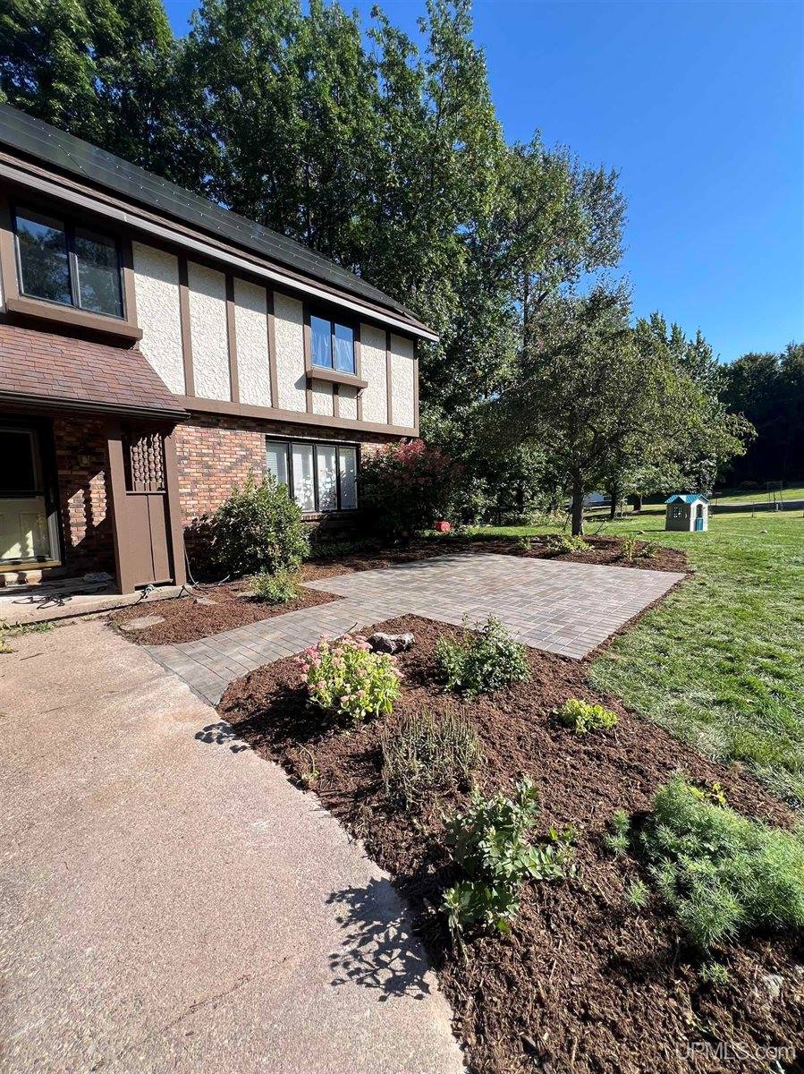 1041 Allouez Road, Marquette, MI 49855