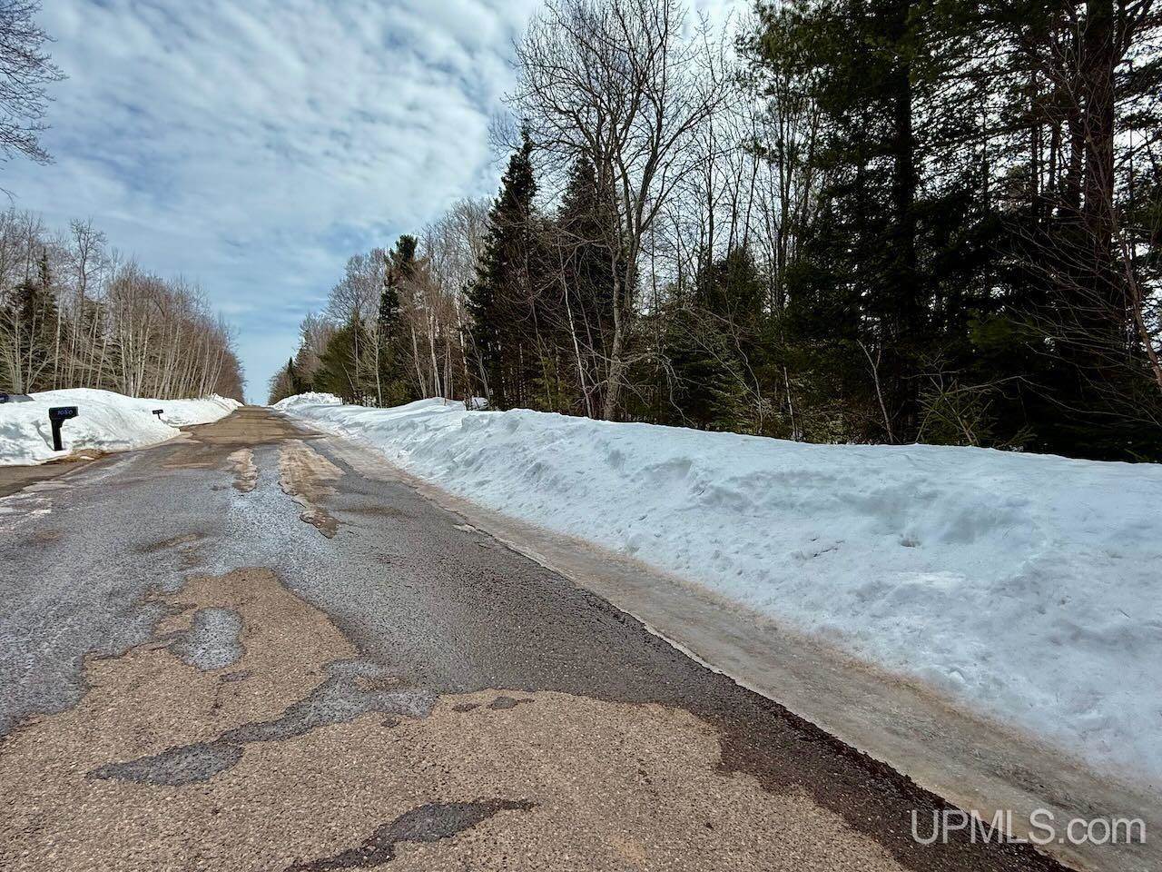 1071 & 1075 Highland Drive, Ishpeming, MI 49849