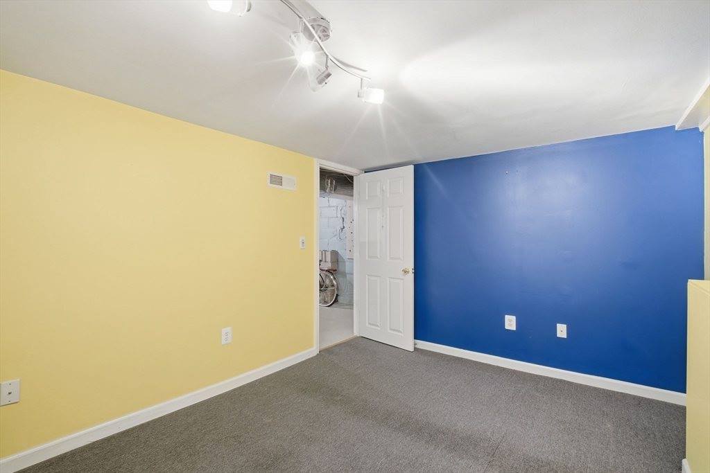 70 Norman St, Springfield, MA 01104