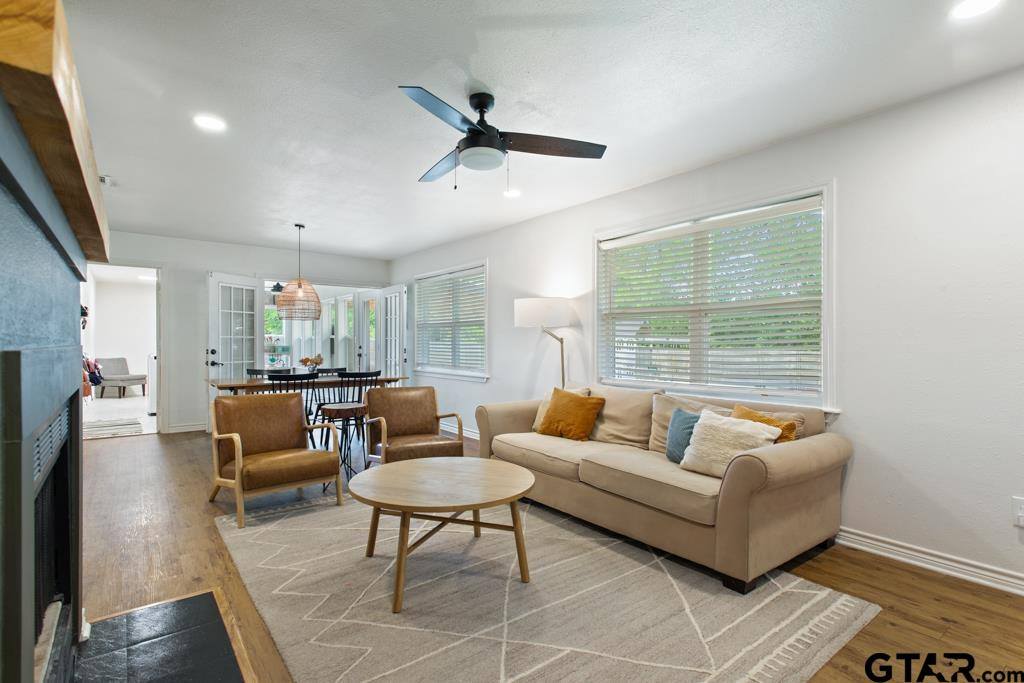709 N GEORGIA St, Lindale, TX 75771