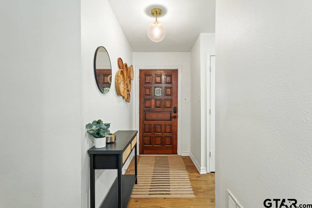 709 N GEORGIA St, Lindale, TX 75771