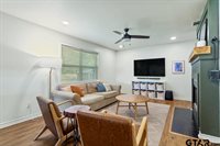 709 N GEORGIA St, Lindale, TX 75771