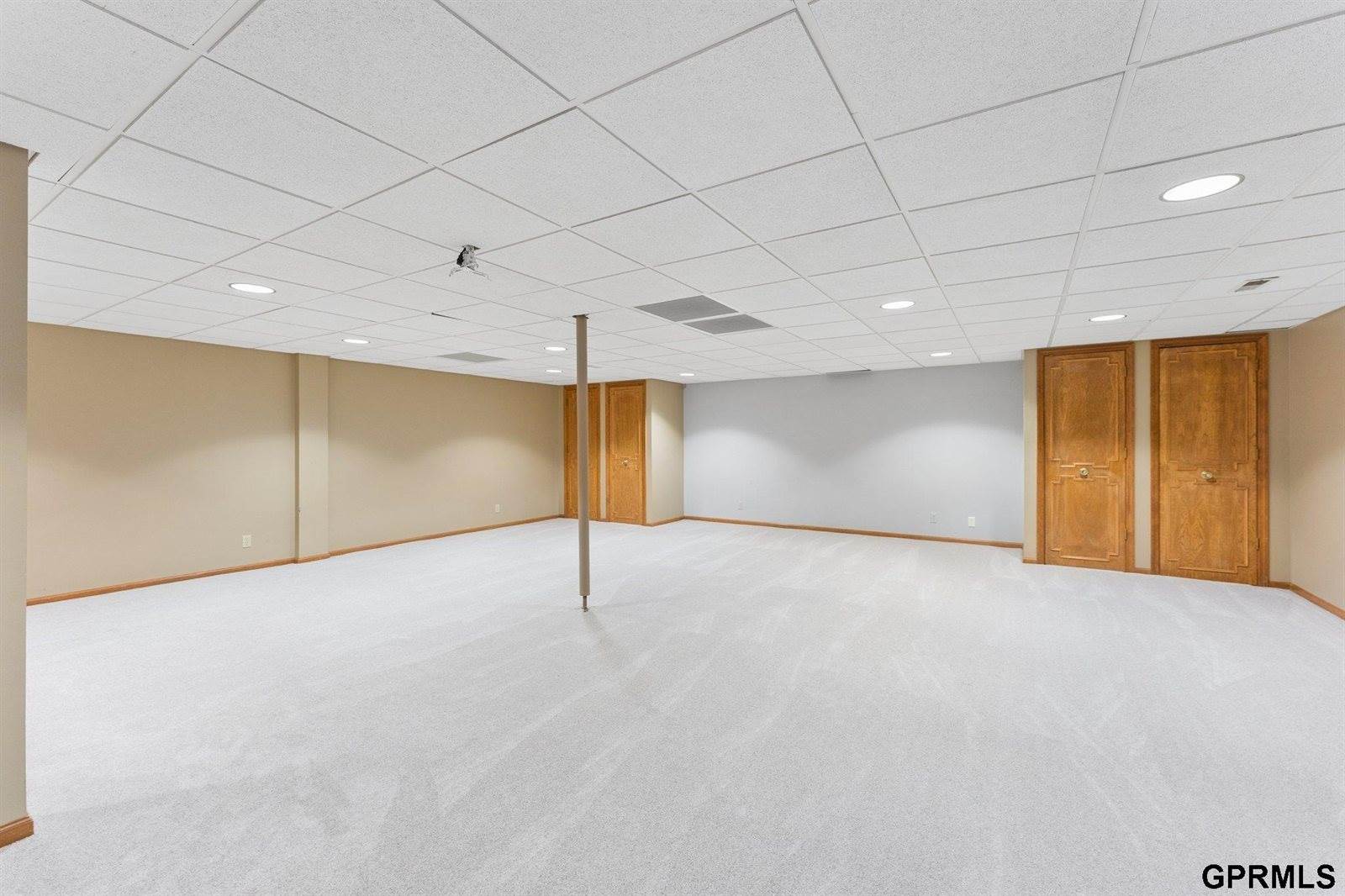 9723 Fieldcrest Drive, Omaha, NE 68114