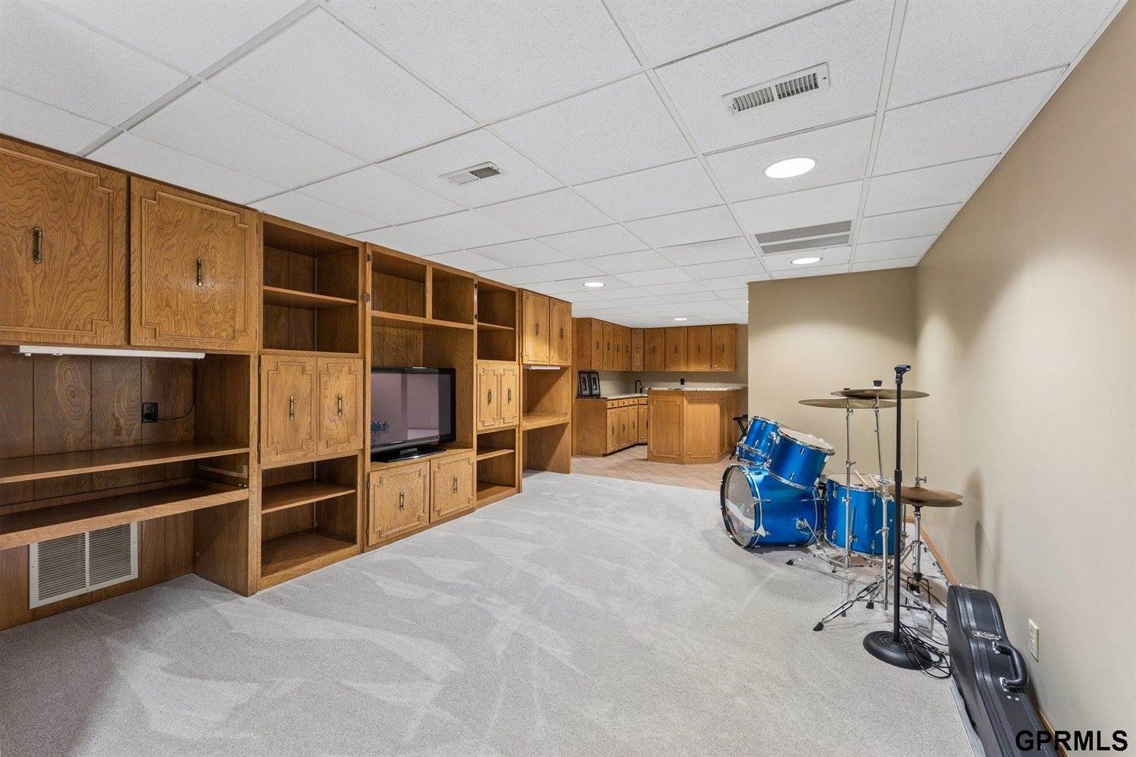 9723 Fieldcrest Drive, Omaha, NE 68114