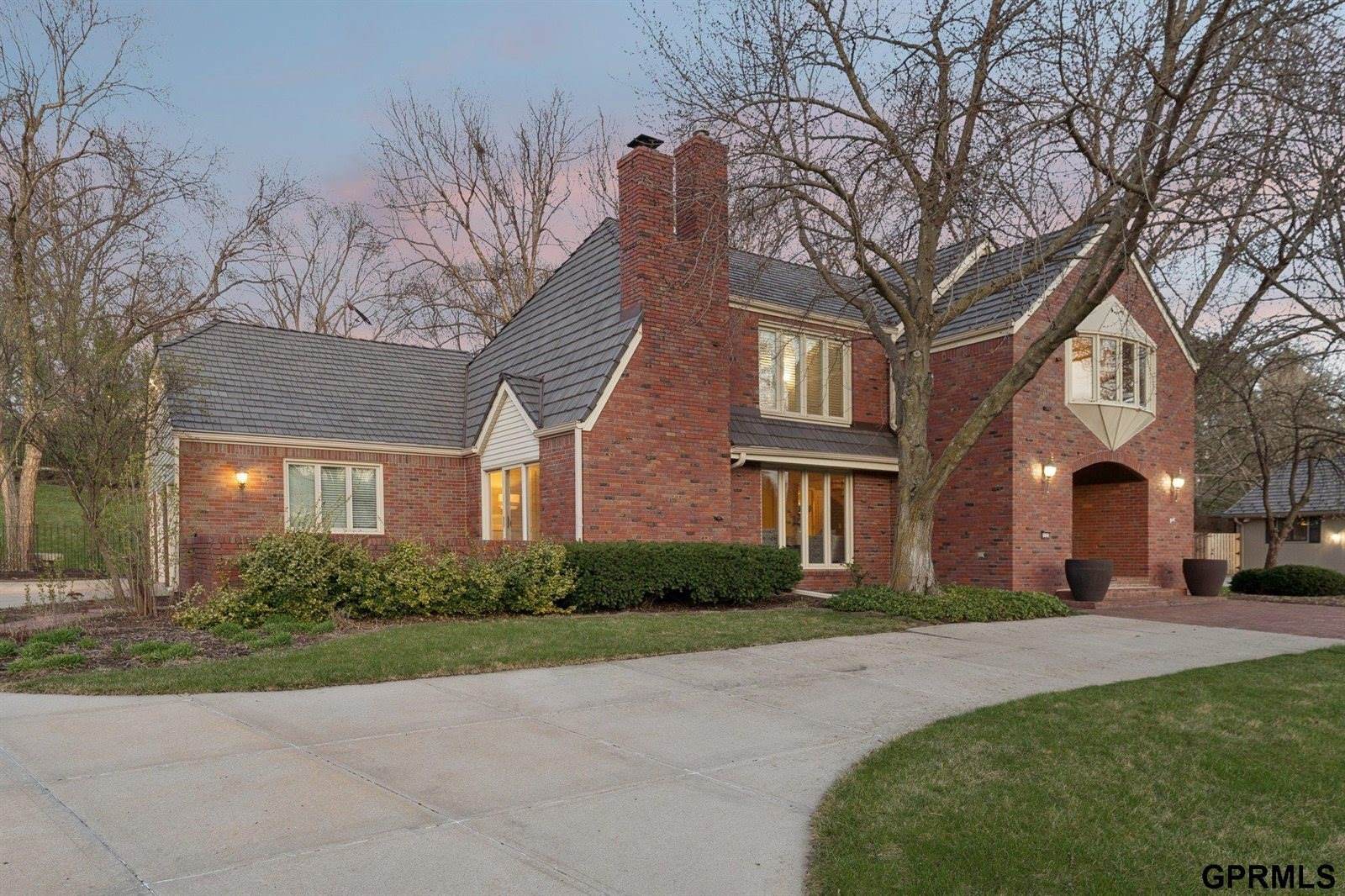 9723 Fieldcrest Drive, Omaha, NE 68114