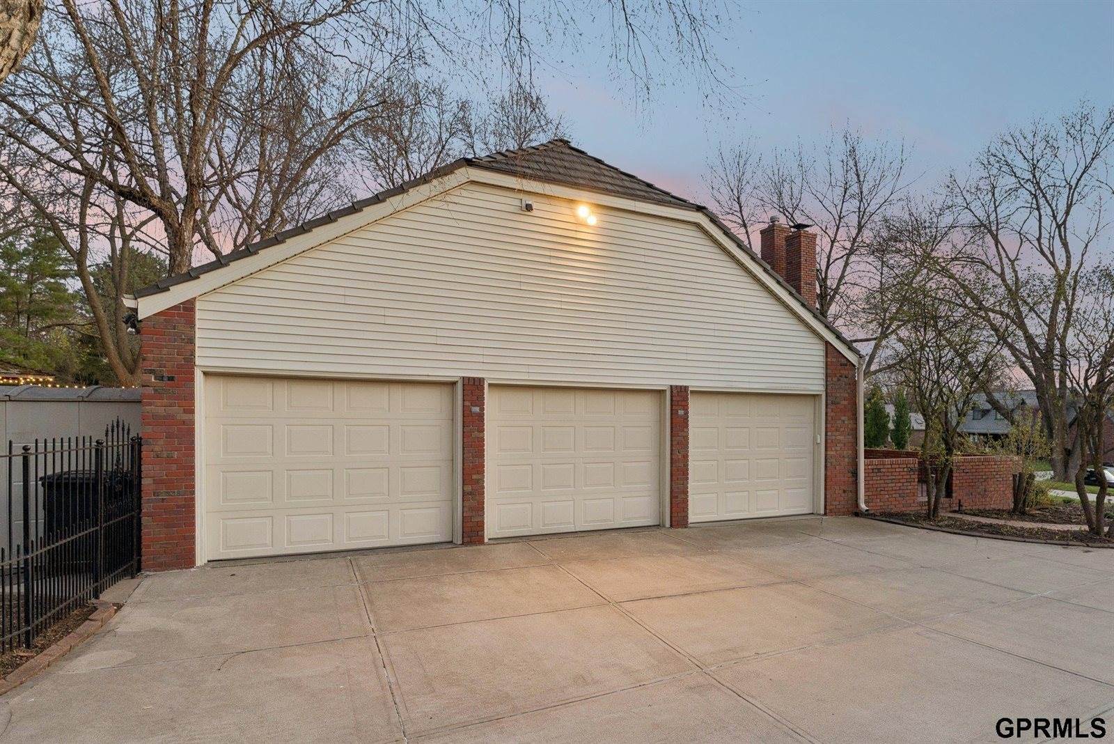 9723 Fieldcrest Drive, Omaha, NE 68114