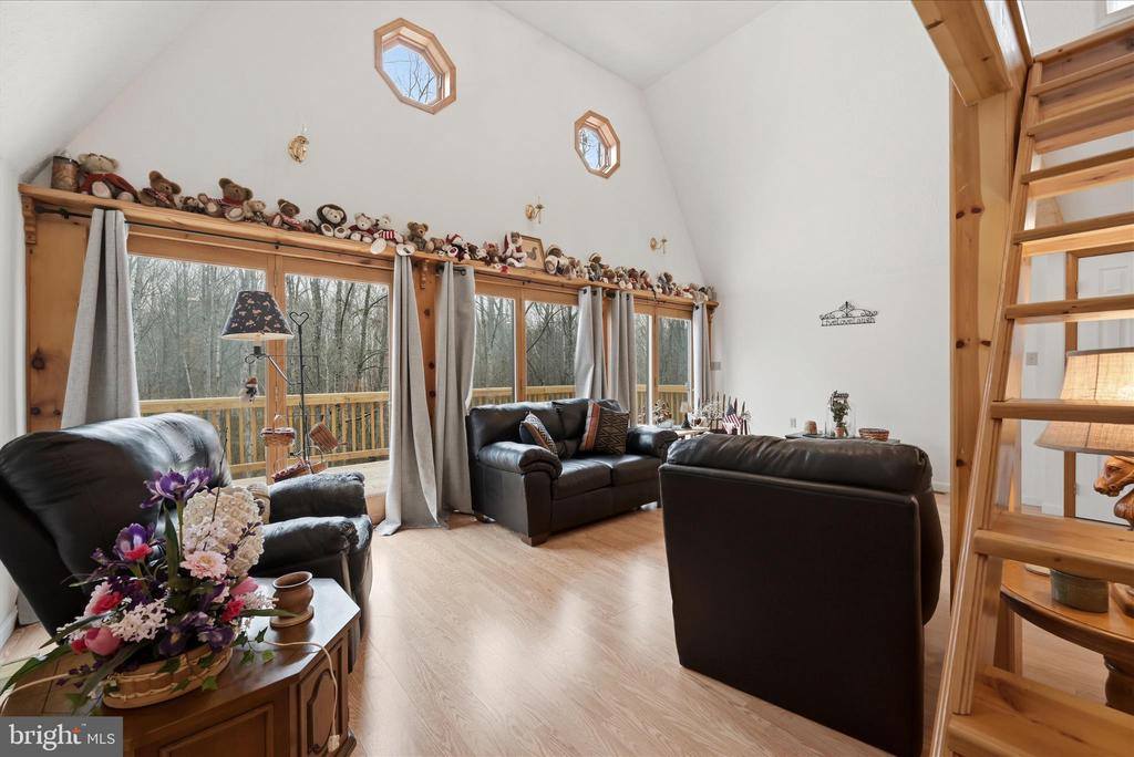 154 Spook Hollow Road, Berkeley Springs, WV 25411