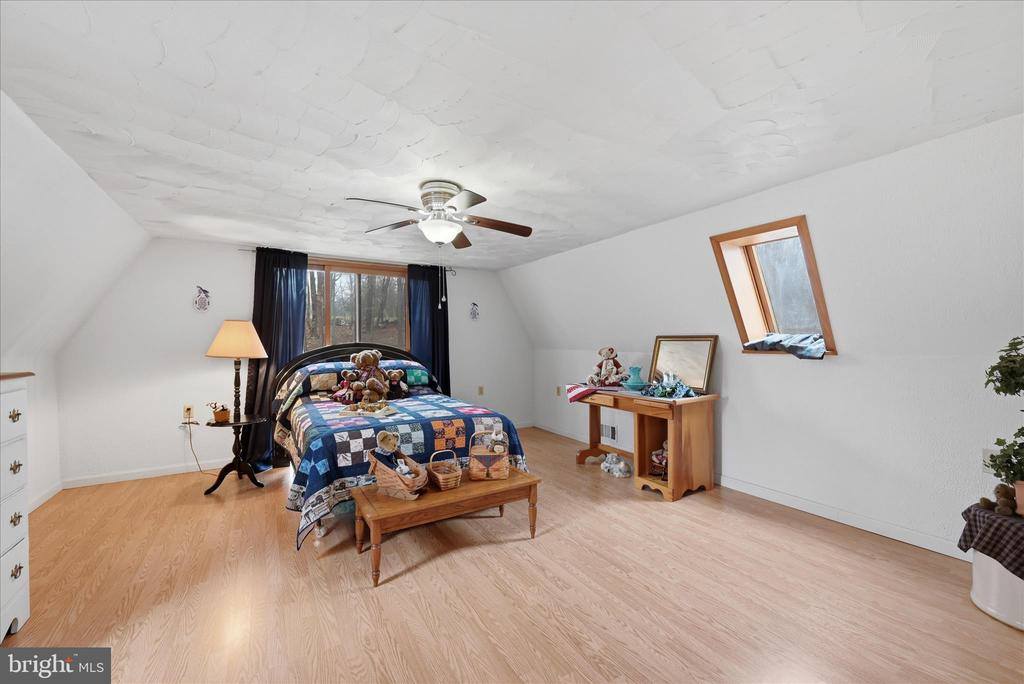 154 Spook Hollow Road, Berkeley Springs, WV 25411