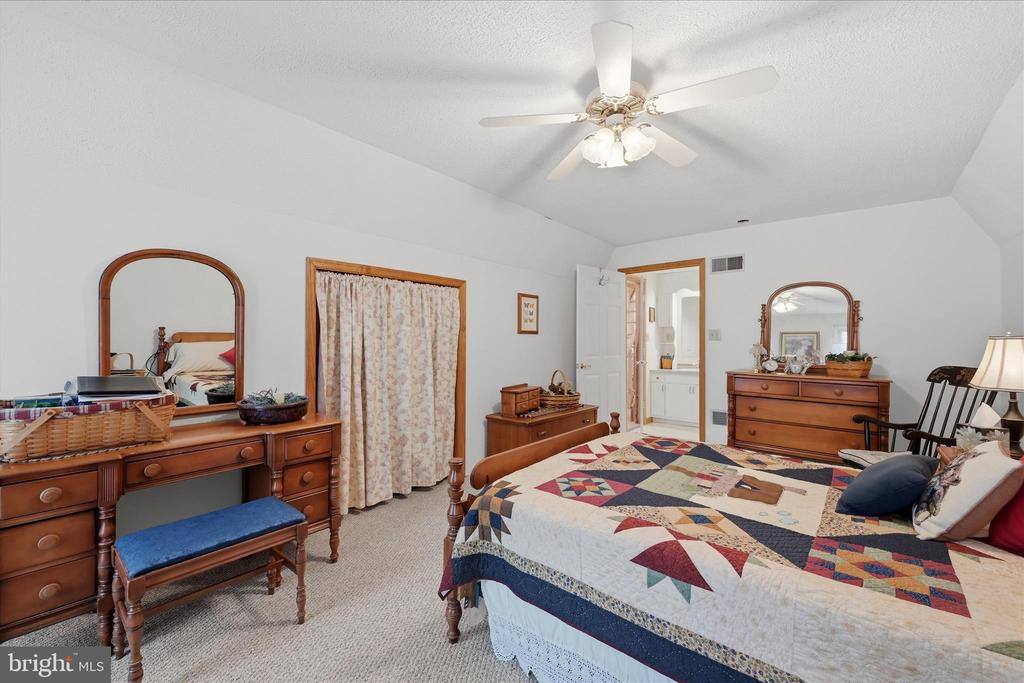 154 Spook Hollow Road, Berkeley Springs, WV 25411